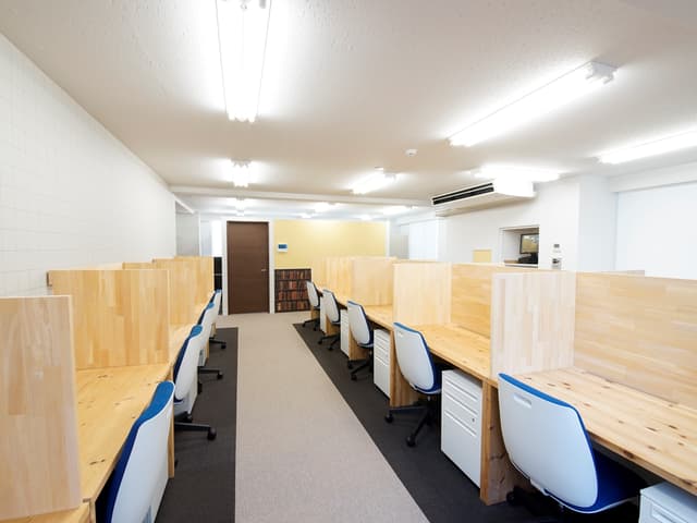 共用部_フリーデスク。10:00~18:00の間ご利用いただけます。