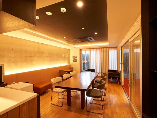 共用部_ラウンジ。温かみのある照明を使い、落ち着きのある空間を演出しています。
