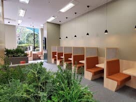 共用部_コワーキングスペース。パートごとに分けられた座席を用意しているため、集中できる環境になっています。