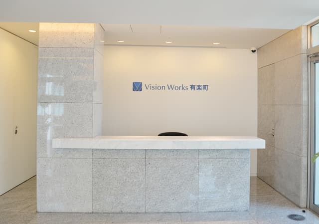 受付_オフィスは8階にある受付ラウンジ、平日9時から17時は受付スタッフが常駐しているので来客などの際に便利です