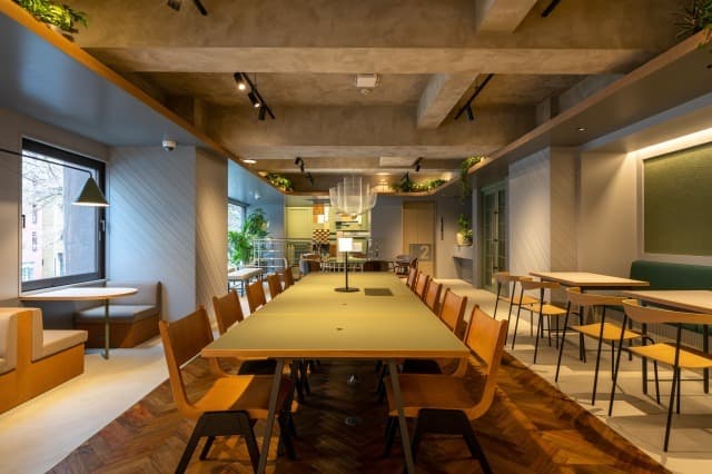 共用部_ラウンジ。植栽溢れる「GREEN LOUNGE」と落ち着いた雰囲気の「WOOD LOUNGE」(別途有料)の2種類のラウンジがご利用いただけます。