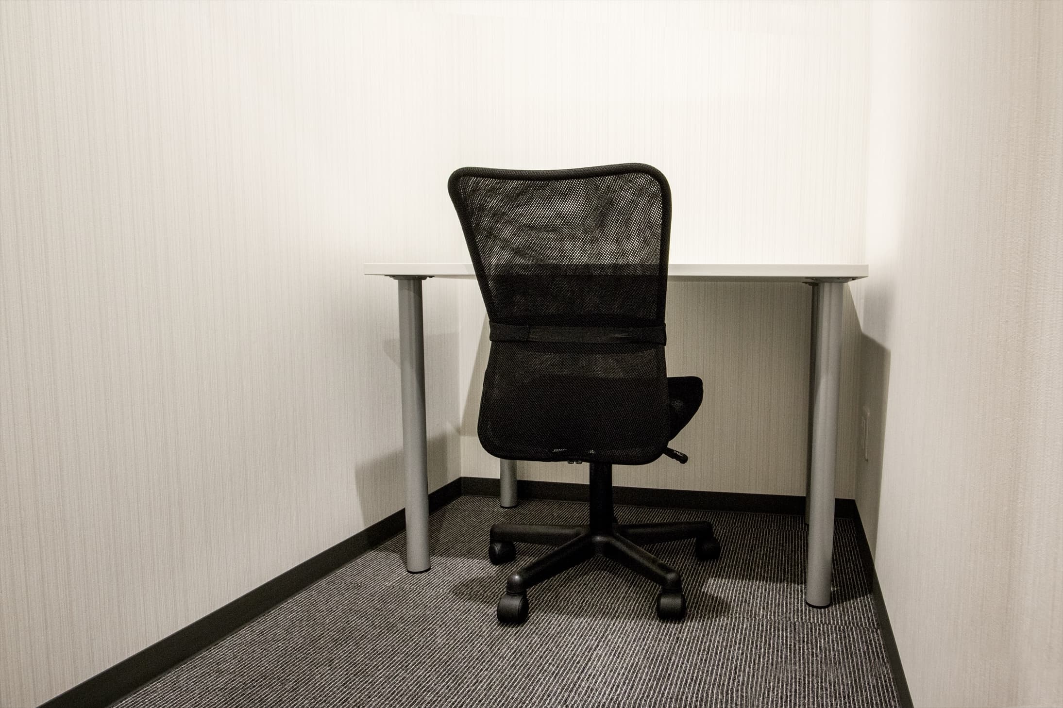 個室_オフィス家具が備え付けになっています。