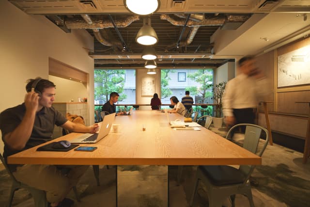 共用部_開放的な雰囲気のワークスペース(ビックテーブル)です。