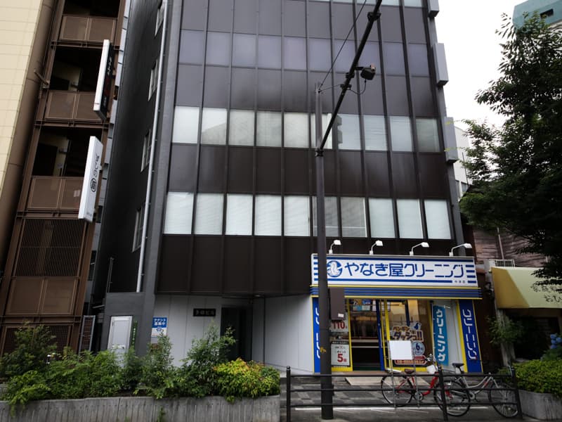 建物外観_2階がオフィスフロアです。