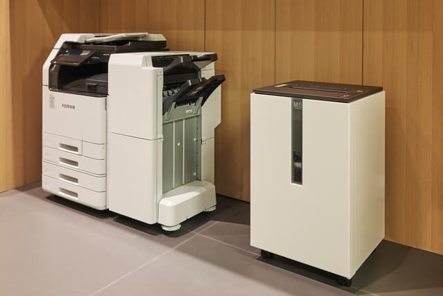 共用設備_複合機・シュレッダー。白黒は100枚まで、カラーは20枚まで無料で印刷できます。
