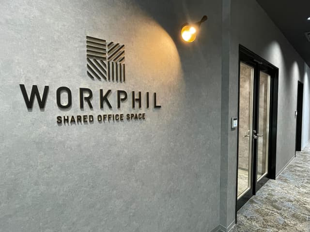 エントランス。ビル7階がワークフィル(WORKPHIL)新大阪です。