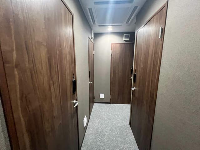 共有部_廊下。個室オフィスは施錠可能となっています。