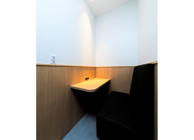 個室_フォンブース。電話やWEB会議に便利なフォンブースをフロア内に1席設置しています。