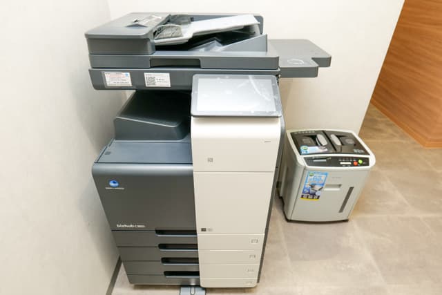 共用設備_複合機。従量課金でご利用いただけます。