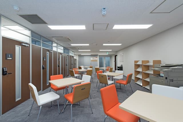 TH銀座ビルのオープンラウンジ。個室の前にあるので商談や打合せに便利です、