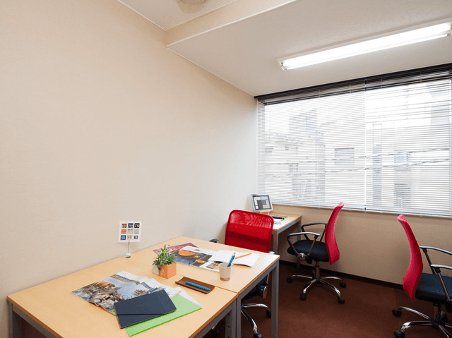 個室_ゆったりとして使いやすいデスク。©Regus