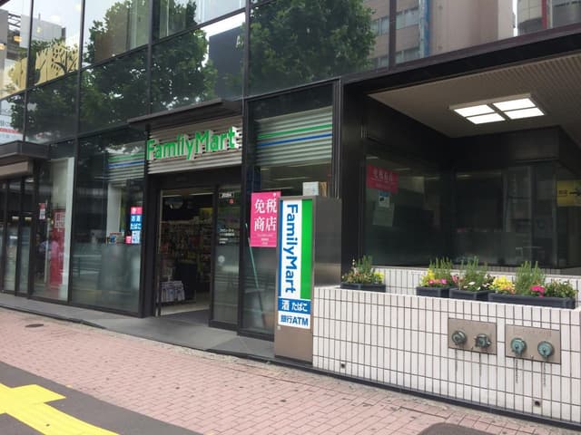 近隣のコンビニ_ファミリーマートメトロ新橋駅店(徒歩1分)