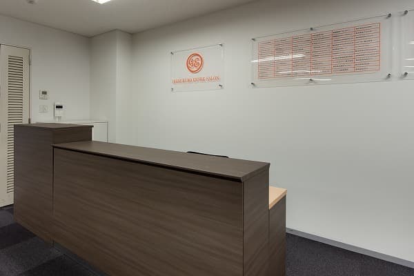 6階受付。受付サービスとして郵便物引き渡しなどをスタッフが対応してくれます。