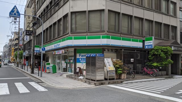 コンビニエンスストアもすぐそばです。