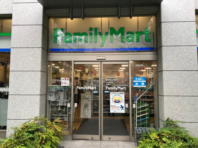 近隣のコンビニ_ファミリーマート田町第一京浜店(徒歩2分)