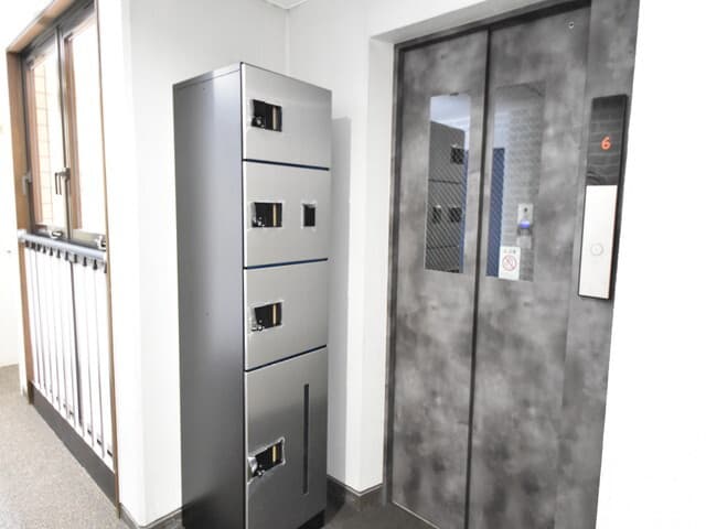 設備_宅配ボックス。宅配ボックスを使用することでオフィスでの大きな荷物の受け取りも可能になります。