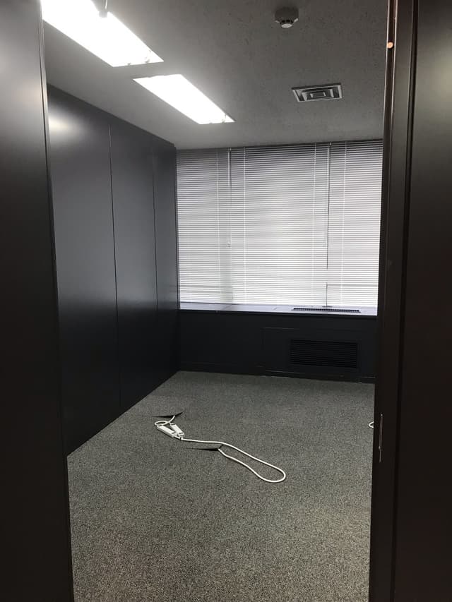 ワークスペース_ベンチャー企業などの為に少人数で入居が出来る個室、壁を一部外して隣の個室と連結して利用する事も可能です(要相談)