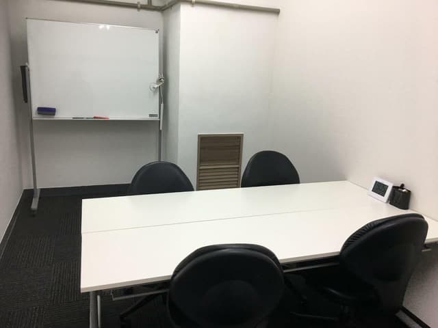 共有部_会議室。来客対応や打ち合わせ、大切な商談に利用できます。