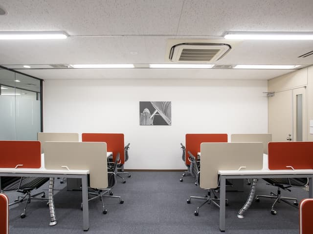 専用デスク_リザーブドコワーキング。座席の間には仕切りが設置され、作業に集中しやすい環境が整っています。