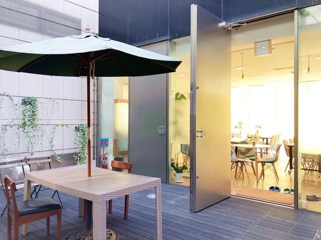 共用部_テラススペース。気分転換に外での作業はもちろんのこと、軽い打ち合わせなどにもご利用いただけます。