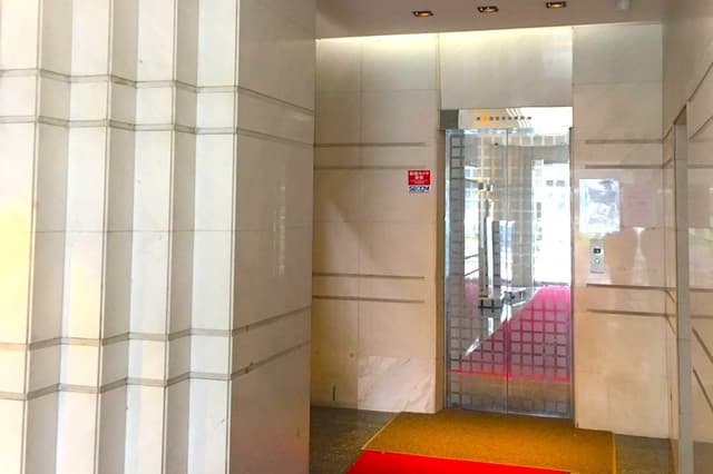 外観_建物に入ってすぐのところの写真です。エレベーターがあります