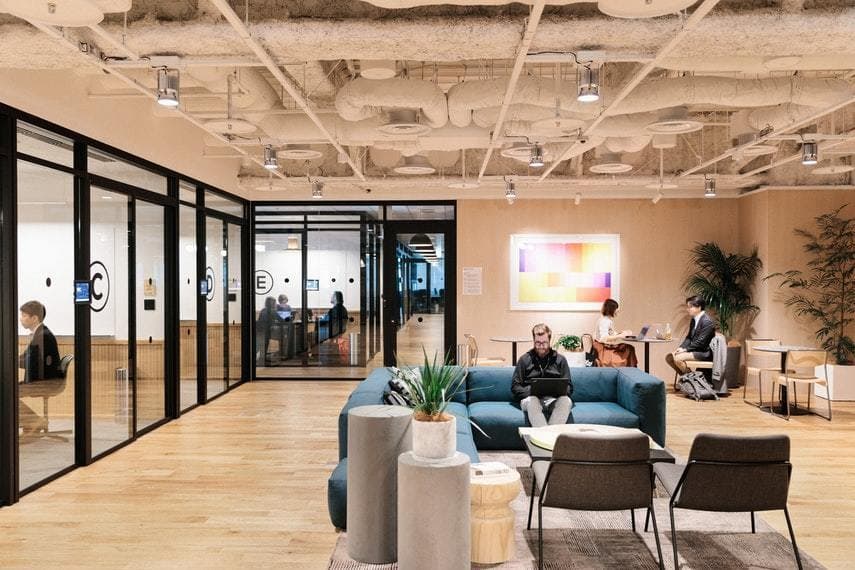 共有部_会議室。打ち合わせスペースも用途に合わせて選べます。©WeWork※画像はイメージです。