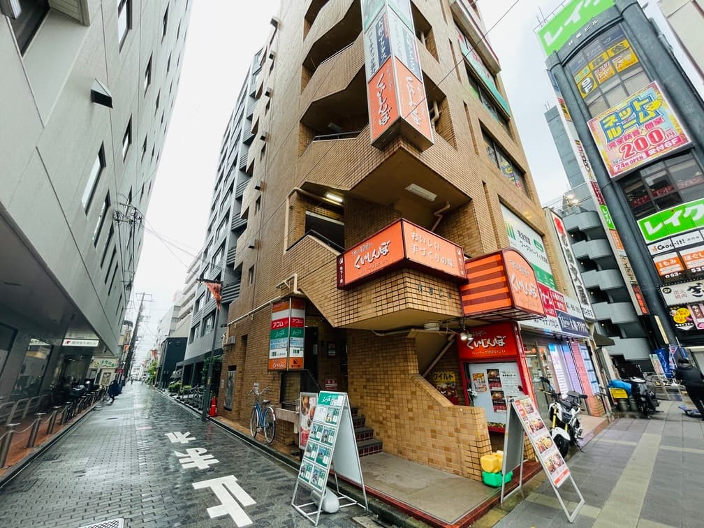 外観_高円寺駅から徒歩1分の場所にあります。