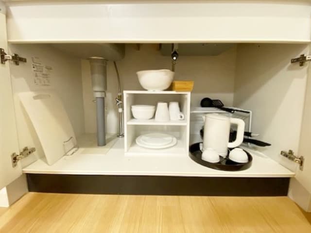 設備_ラウンジには大きめのキッチン、冷蔵庫もあり、パーティスペースとしてのご利用も可能です。