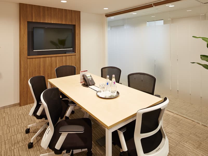 会議室_モニター付きの会議室がフロア内に1室用意されています©Regus