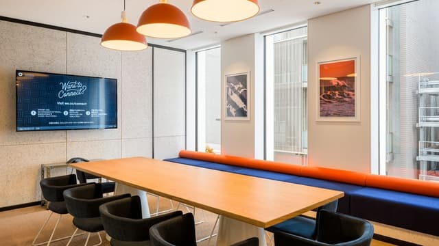 共用部_会議室です。目的に合わせて様々な会議室をご用意しております。©WeWork