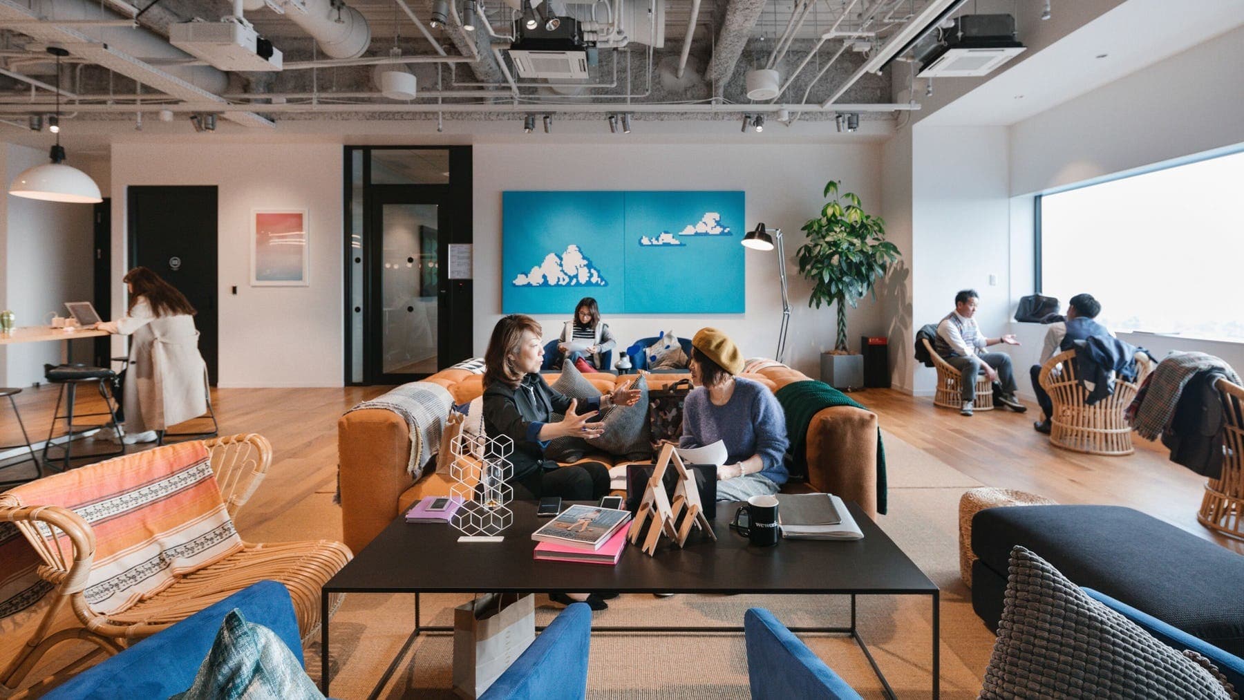 共有スペース_ラウンジ。ソファ席もあり、リラックスして作業ができます。©WeWork※写真はイメージです。