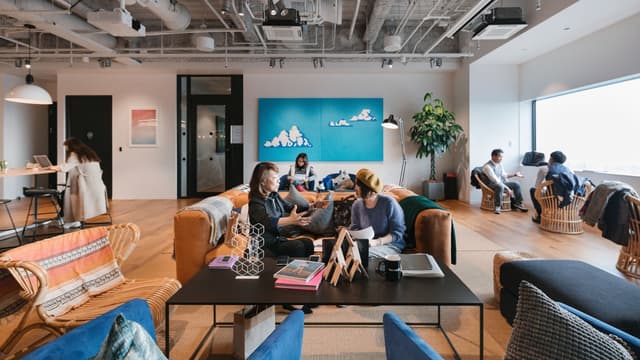 共有スペース_ラウンジ。ソファ席もあり、リラックスして作業ができます。©WeWork※写真はイメージです。