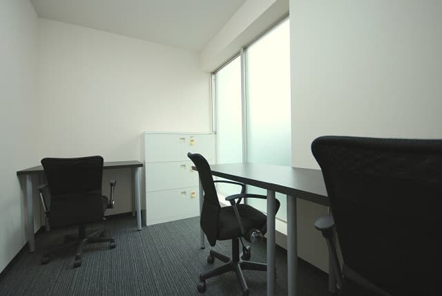 個室_窓側の3名用個室です