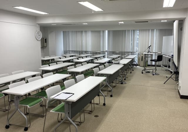 個室_オフィス家具は完備。会議に必要な機材のレンタルも可能となっています。