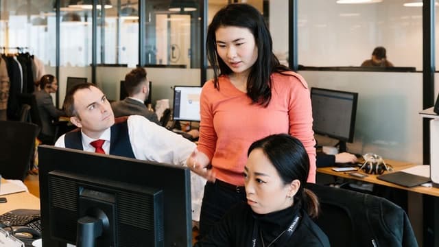 個室_プライベートデスクです。フロア専用のキーカードが発行されるため、入居者様様のプライバシーをより高いレベルで確保します。©WeWork