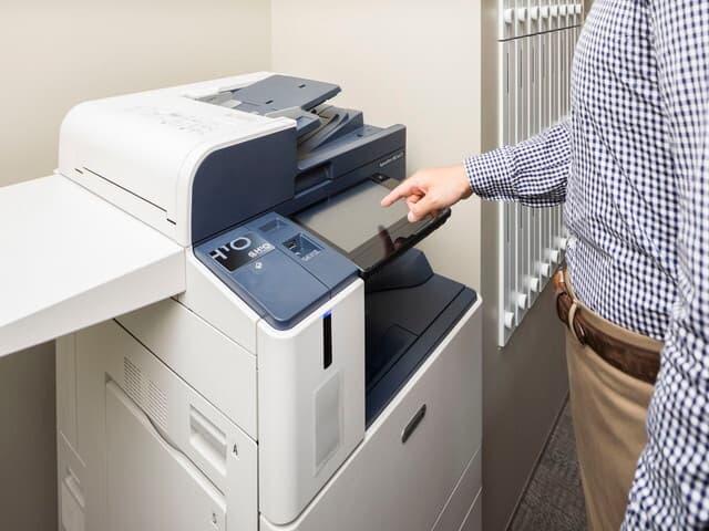 設備_複合機。3階ラウンジにある複合機の利用が可能です。