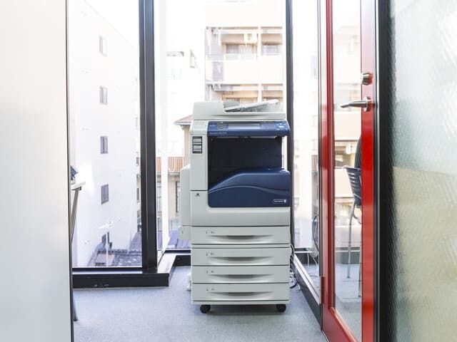 設備_複合機。LANで繋がれているため、利用者様のパソコンからの出力も可能です。