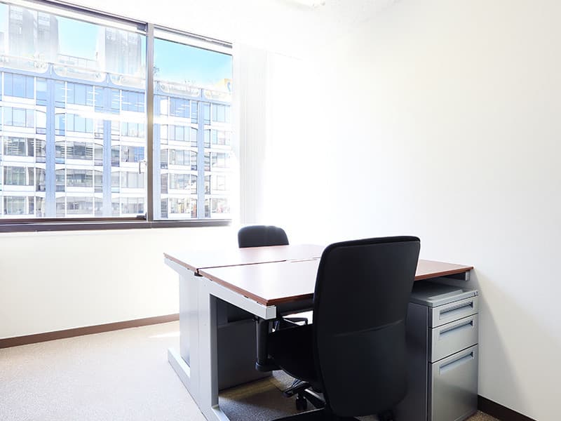 個室_窓側の部屋は隔たるものが少ないのでとても明るい空間です©Regus