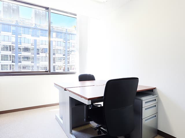 個室_窓側の部屋は隔たるものが少ないのでとても明るい空間です©Regus