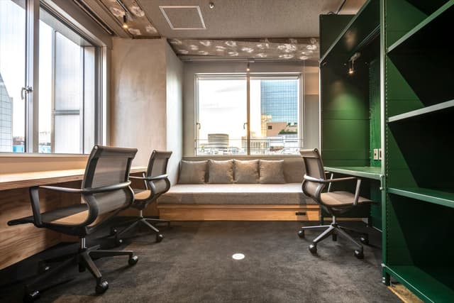 個室_ブースオフィス。デスク・チェア・シェルフ・インターネットが備え付けです。