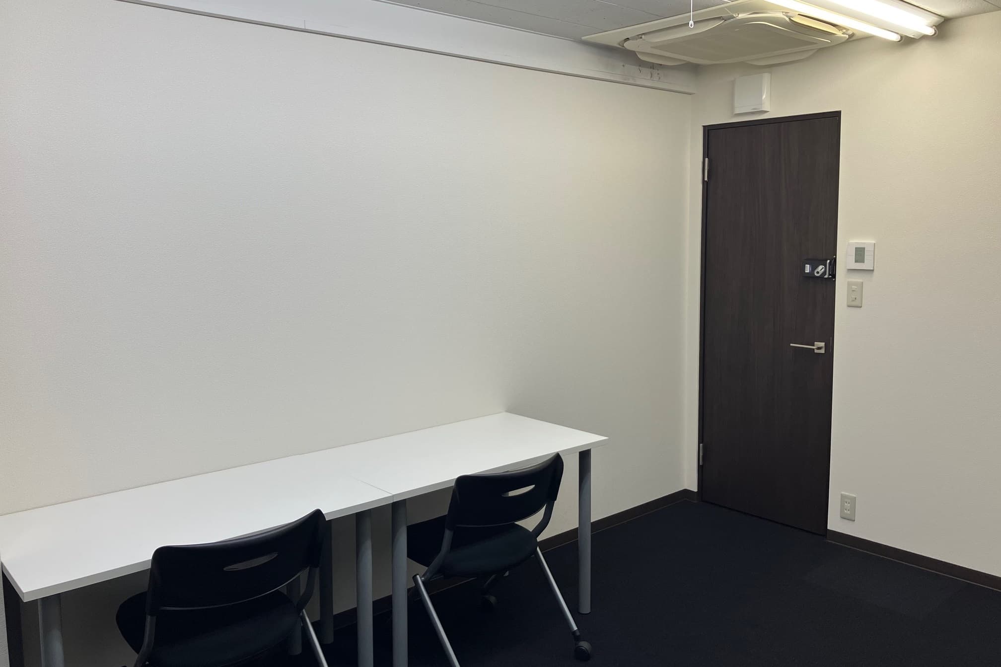 専有部_個室。家具付きの施錠可能な完全個室です。