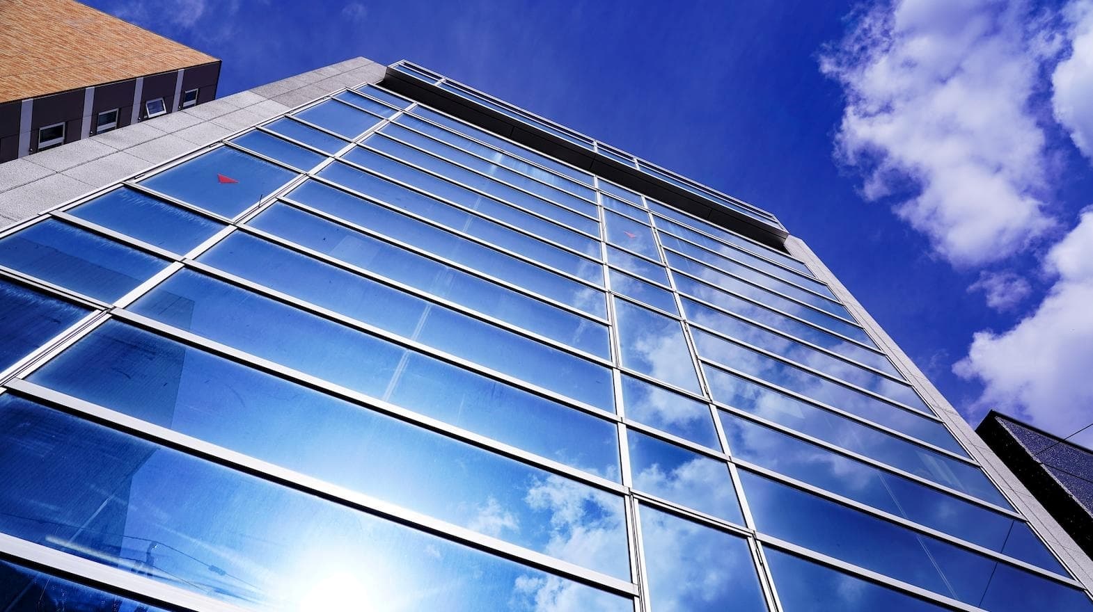 階段を上がって2階が受付になります。