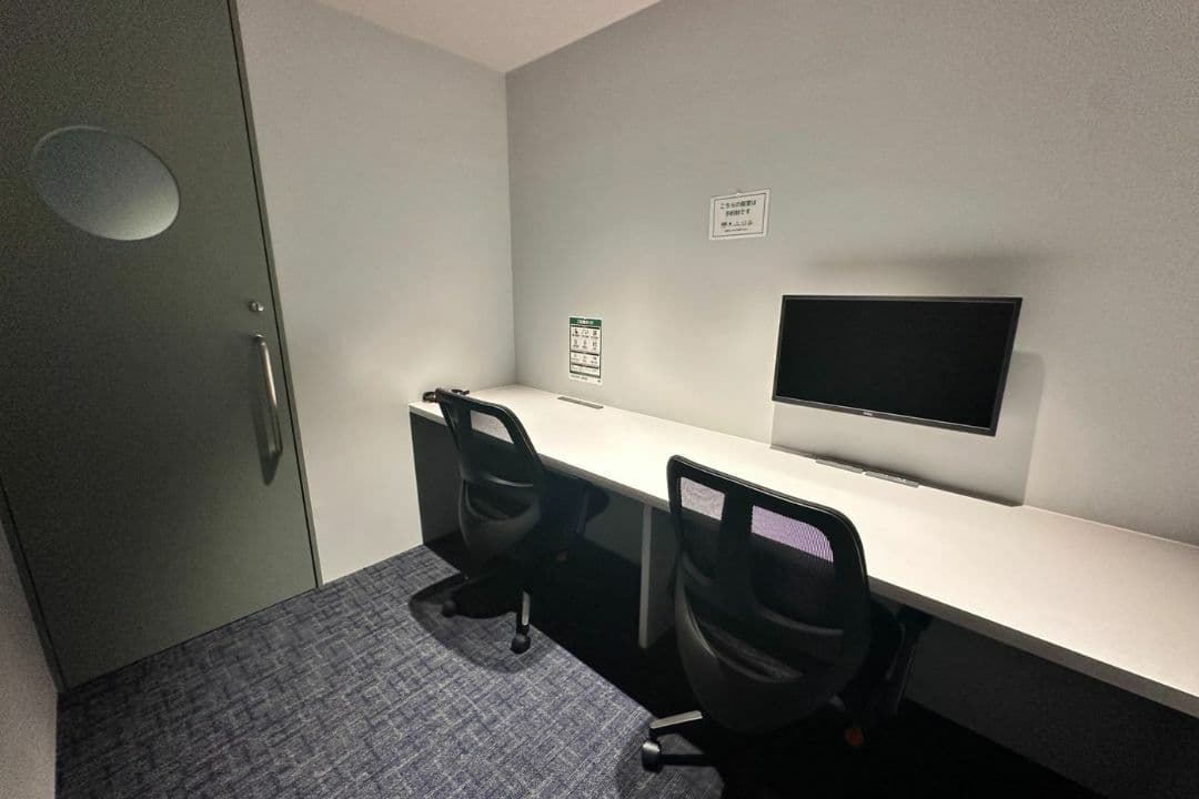 専有部_個室。家具、モニター付きです。