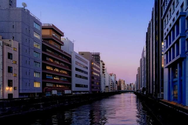 神田川沿いのビル内にあります