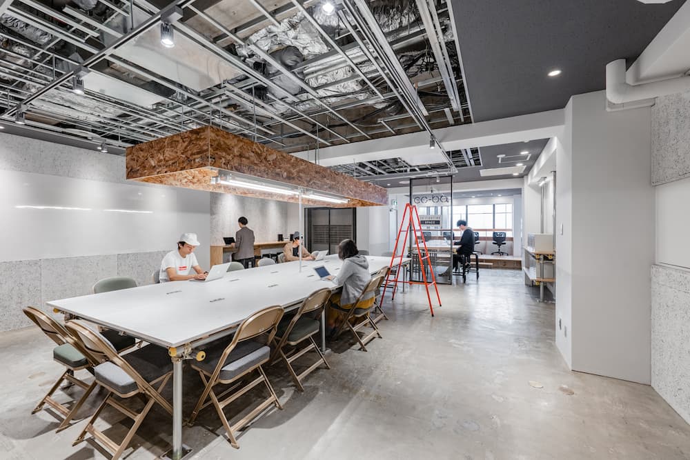 フリーアドレス_個室の他フリーアドレスの席も完備されています