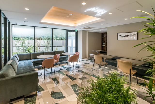 共用部_COZY LOUNGE。施設入居者限定のオープンスペースになります。読書や交流の場としてご利用いただけます。