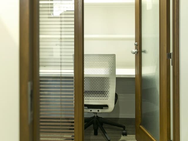 個室_鍵をかけてプライベート空間にできるので、安心して仕事に集中できます。