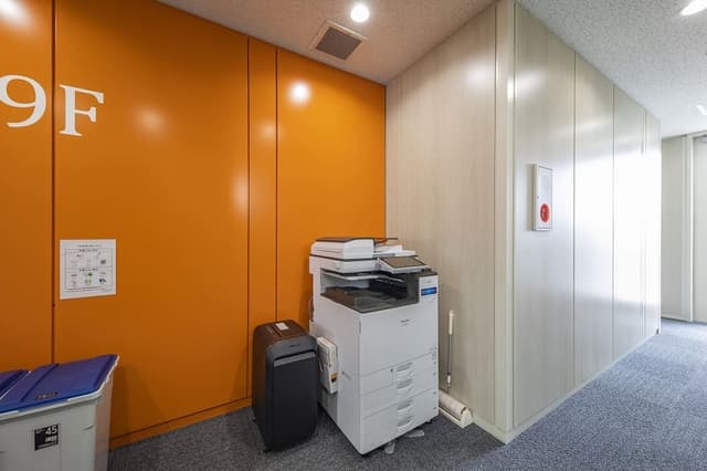 設備_カラーコピー機は有料、シュレッダーは無料で利用できます。