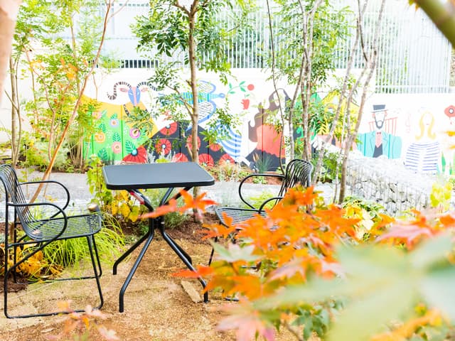 共用部_Private Garden。大小様々な植物に囲まれており、読書や談笑などリラックスして過ごすことができるでしょう。