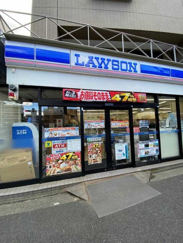 近隣のコンビニ_ローソン新宿水道町店(徒歩5分)